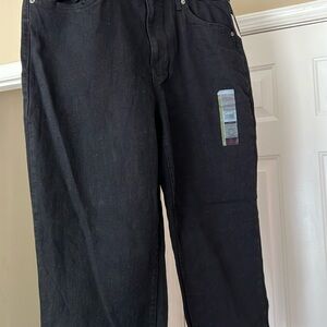 Black Slim Jeans with Sturdy Waistband and Classic Fit